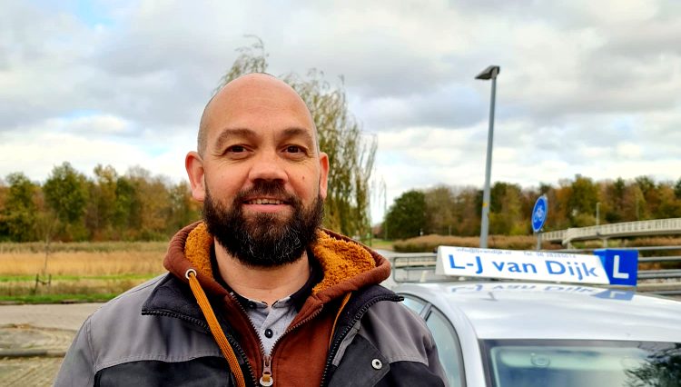 Rijinstructeur Laurens-Jan van Dijk voor zijn lesauto in Almere